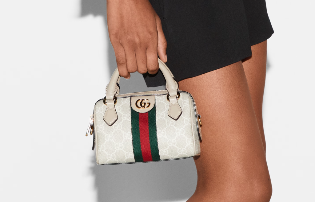 An elegant replica of the Gucci GG Supreme Boston bag, showcasing the signature GG canvas and leather trims, ideal for both casual and formal occasions.